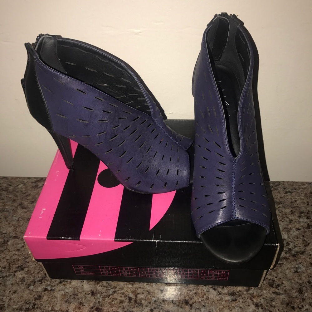 Blue two toned pumps size 8.5